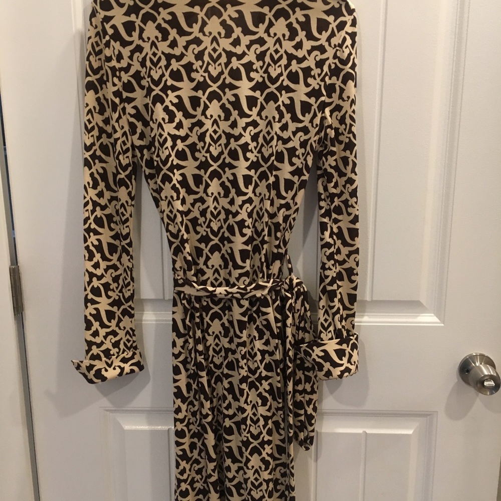 Like new condition wrap dress. Very flattering!